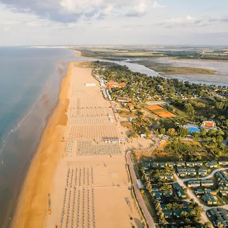 Apartment Lovely With Pool, Garden And Fireplace